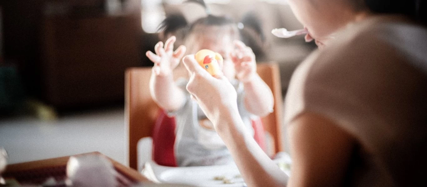 Ποιες μητέρες μπορούν να συνταξιοδοτηθούν κατά 12 χρόνια νωρίτερα; - Οι προϋποθέσεις και τα όρια ηλικίας